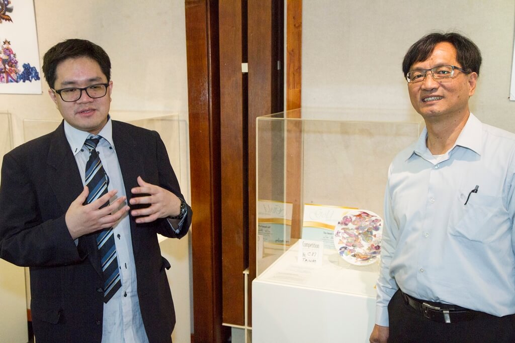 ▲瓷器彩繪藝術家林俊佑，在彰化藝術館舉辦「彩瓷風華-林俊佑師生瓷繪創作展」，每件作品都能呈現出獨一無二的價值。（圖／記者陳雅芳攝，2019.01.04）