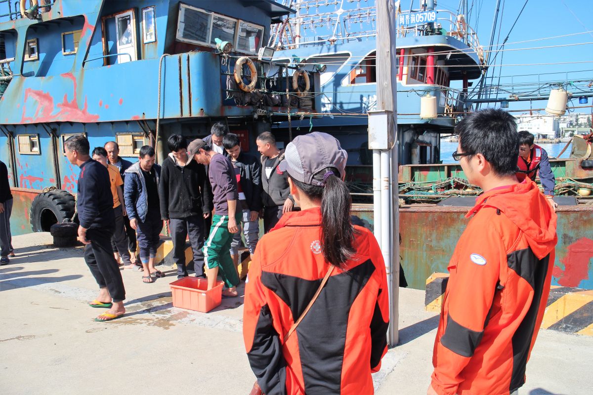 ▲澎湖縣非洲豬瘟應變中心4日在澎湖家畜疾病防治所成立  圖為針對大陸漁船扣留時防疫所人員在一旁監督(圖/記者張塵攝)