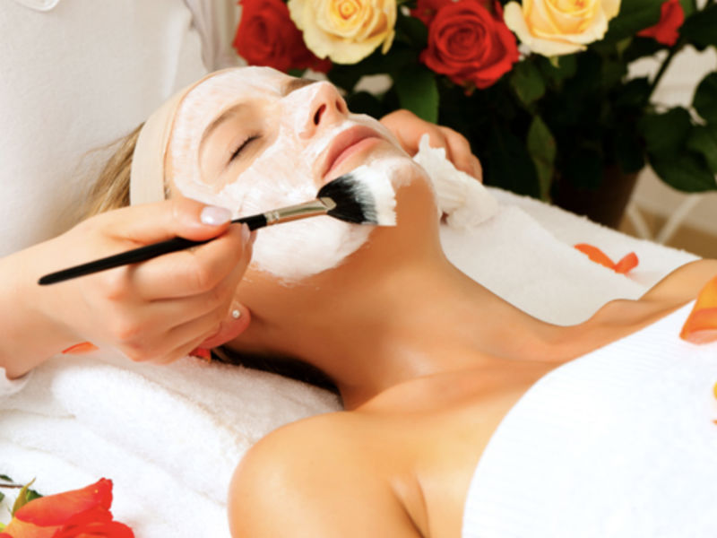 氣溫驟降，皮膚變得越來越乾，許多人喜歡敷面膜加強保濕。開業皮膚科廖苑利表示，挑選面膜需從膚質判斷，選錯面膜可能會使皮膚敏感，超時使用面膜也是皮膚保養的一大禁忌！ （圖／資料照）