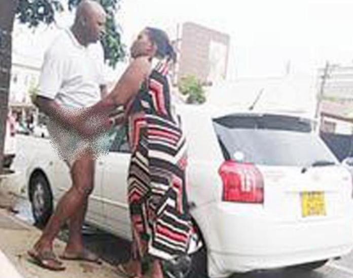奈及利亞一名婦人撞見老公跟小三約會，當街狠狠教訓。（圖／翻攝網路）