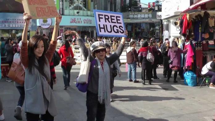 ▲台灣街頭，不時也會出現「Free Hug」溫暖擁抱的活動，藉此溫暖社會。 （圖 / 翻攝自網路）