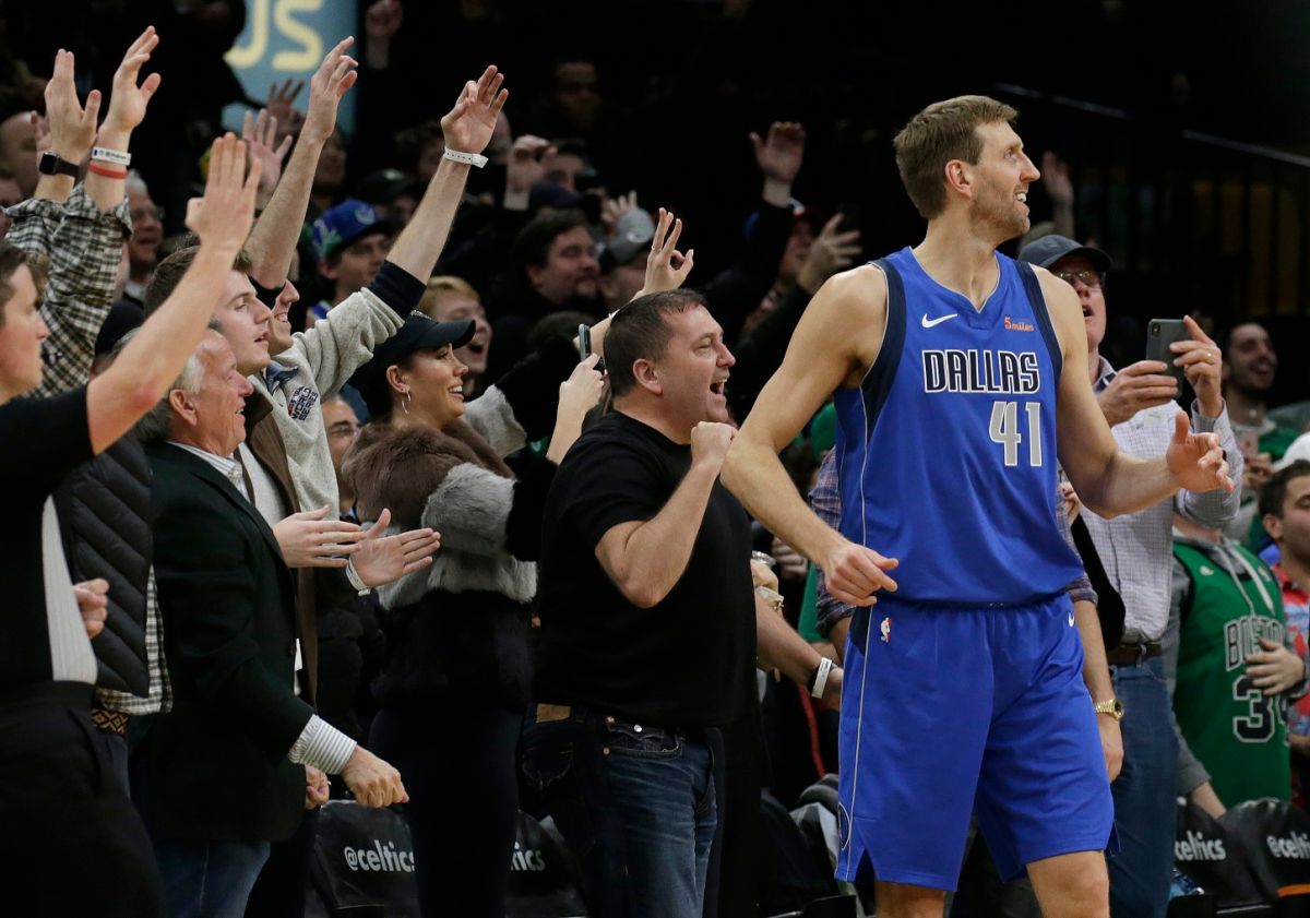 獨行俠球星Dirk Nowitzki為了球隊甘願降薪。(圖／美聯社／達志影像)