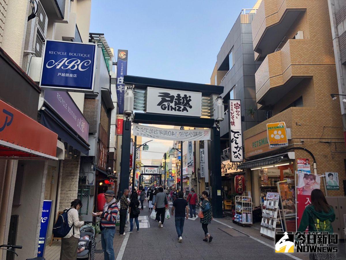 ▲全長 1.3 公里「戶越銀座商店街」是銅板美食的天堂，無論是傳統的手作仙貝、創意的炸雞可樂餅、年輕人喜愛的自家烘焙咖啡等，通通都可以在這裡找到。（圖／記者陳致宇攝）