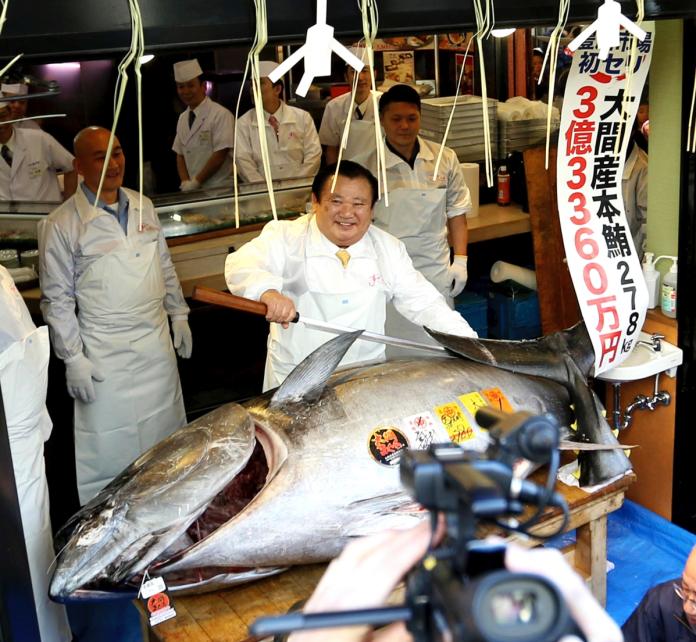 豐洲市場黑鮪魚拍賣　破紀錄1億天價成交
