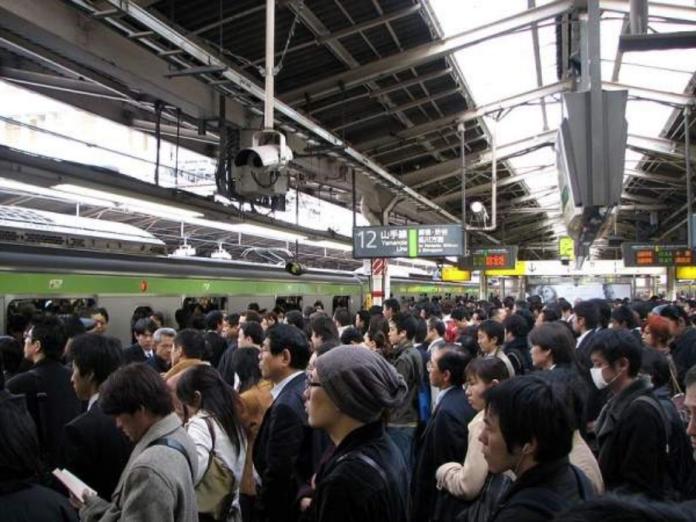 日本地鐵站在上下班時刻總是人擠人，不少人曾在擁擠的車廂裡遭乘客的背包攻擊，「行李放置不妥」造成不便成為了搭乘電車者最不滿的事項。（圖／翻攝Chris 37）