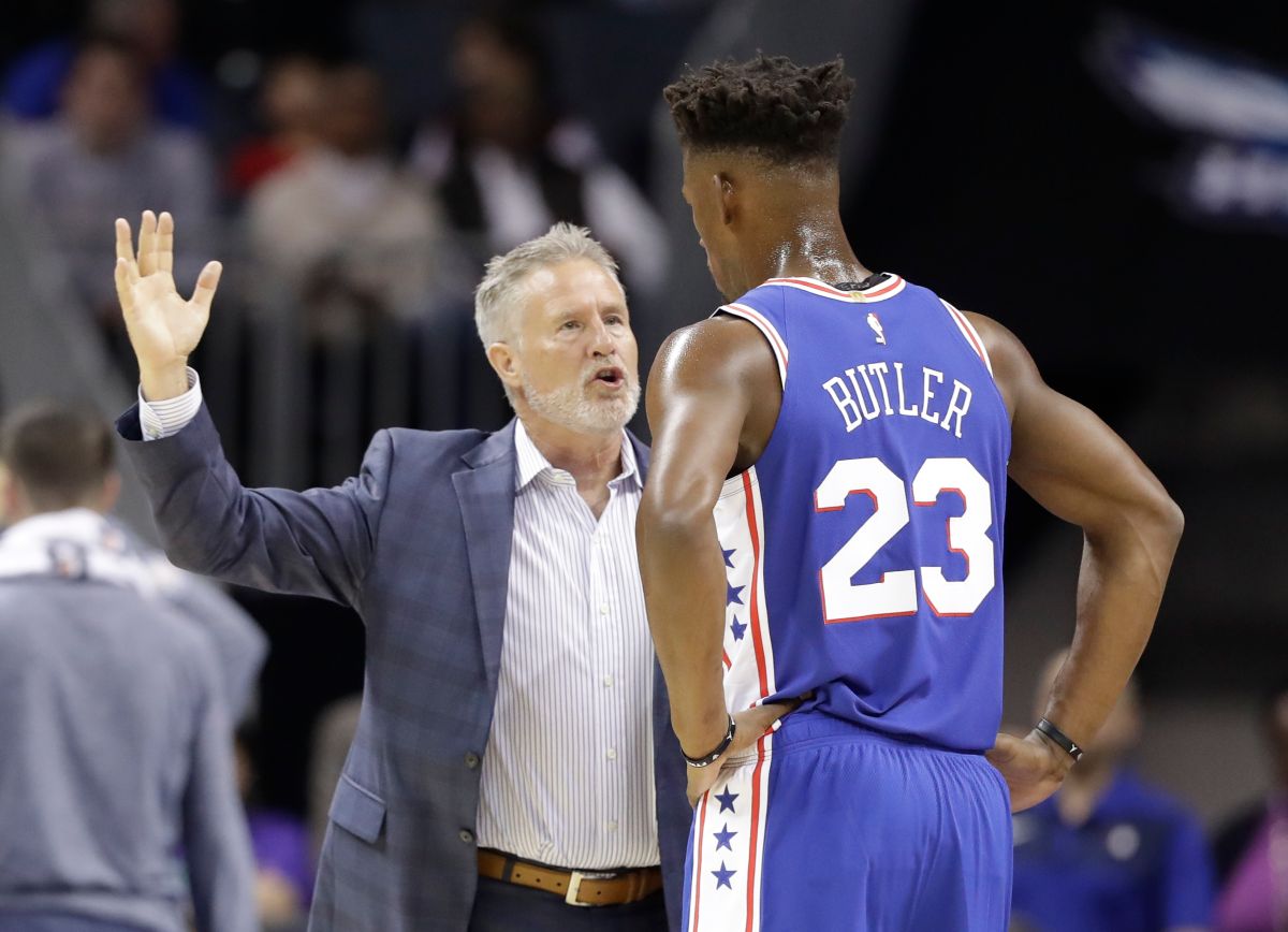 ▲76人總教練Brett Brown(右)和球星Jimmy Butler。（圖／美聯社／達志影像）
