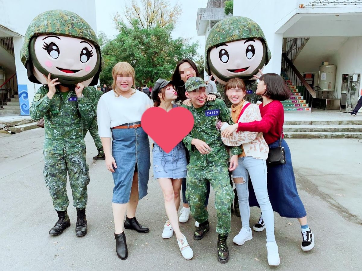 ▲女星熊熊（中）現身營區，火辣打扮網友暴動。（圖／熊熊臉書）