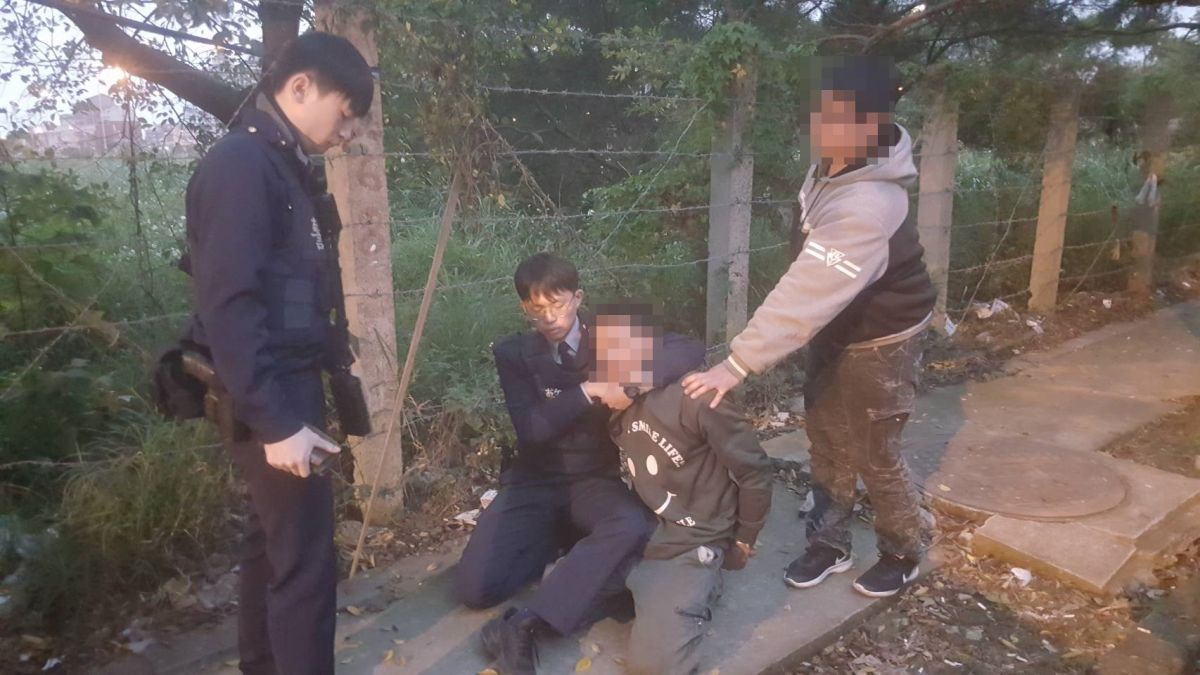 ▲1月2日才分發至中壢分局青埔所的警大實習生楊景淵，昨天和前輩學習攔查就成功將一名逃逸移工繩之以法表現亮眼。（圖／中壢分局提供, 2019.01.06）