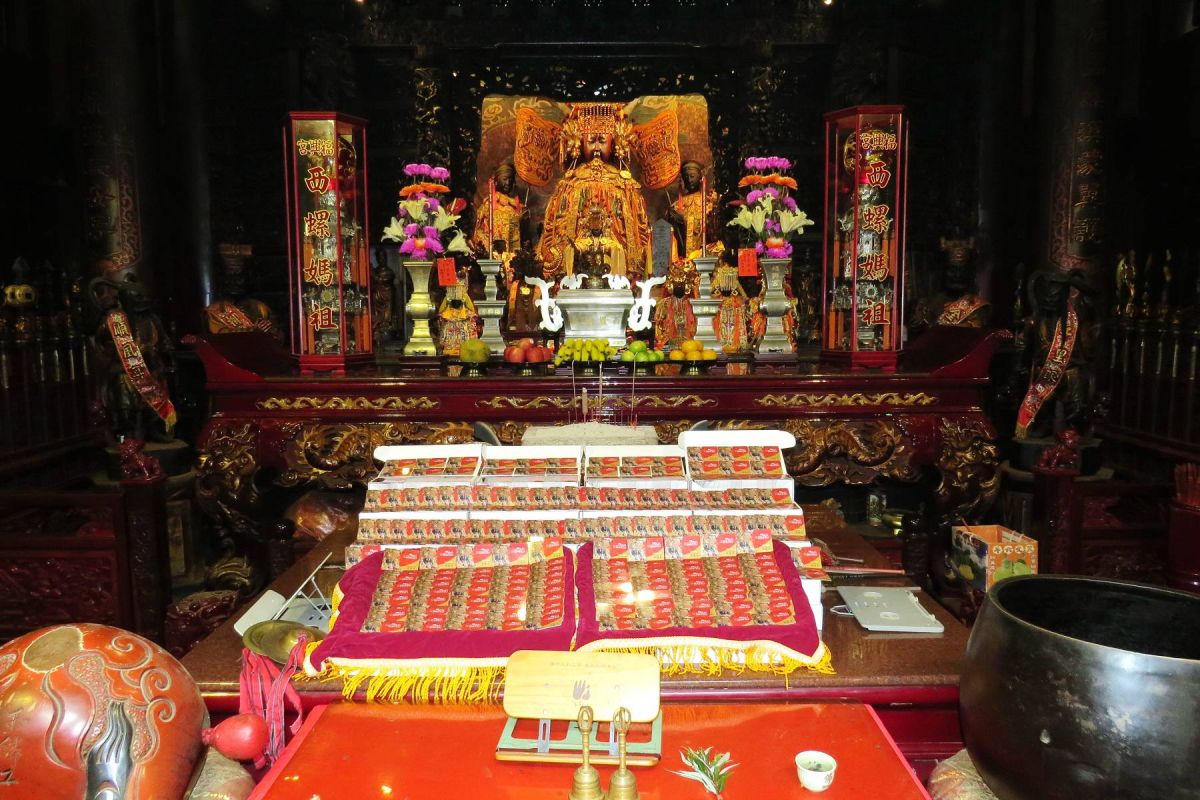 ▲福興宮為西螺福興宮太平媽平安卡誦經加持，讓信徒點燈領取。（圖／記者洪佳伶攝）