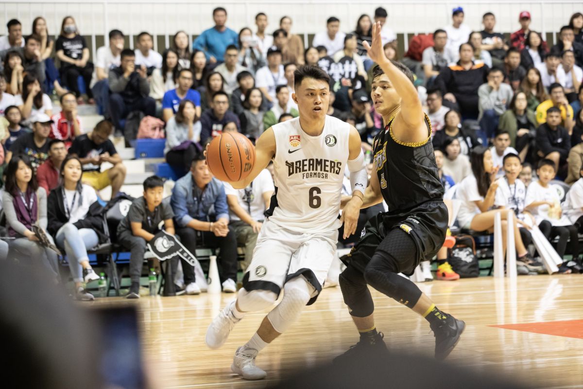 ▲前寶島夢想家球員李學林(左)和夢想家鬧出薪資糾紛，如今雙方發聲明表示和解達成共識。（圖／寶島夢想家提供）