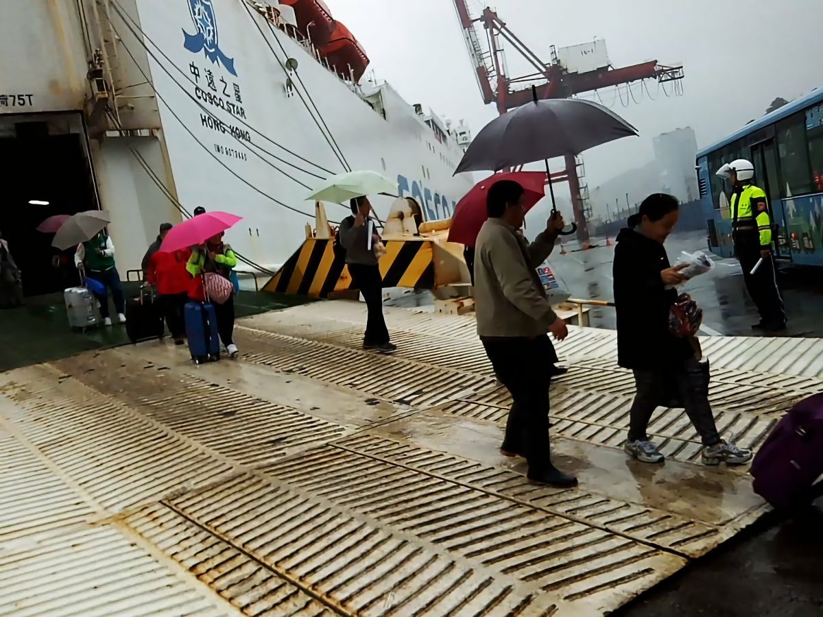 ▲今年是基隆港與浙江玉環大麥嶼港兩地通航第十週年，6日上午兩岸最大的客輪「中遠之星」抵達基隆，成為十週年的首班客輪。 (圖 / 翻攝自網路)