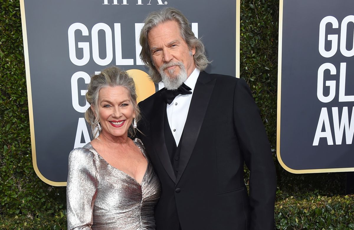 ▲傑夫布里吉（右）與老婆走上金球紅毯。（圖／美聯社）