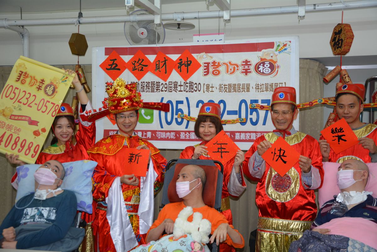 ▲五路財神共同寫出「新年快樂」。（圖／記者郭政隆攝影2019.1.7）