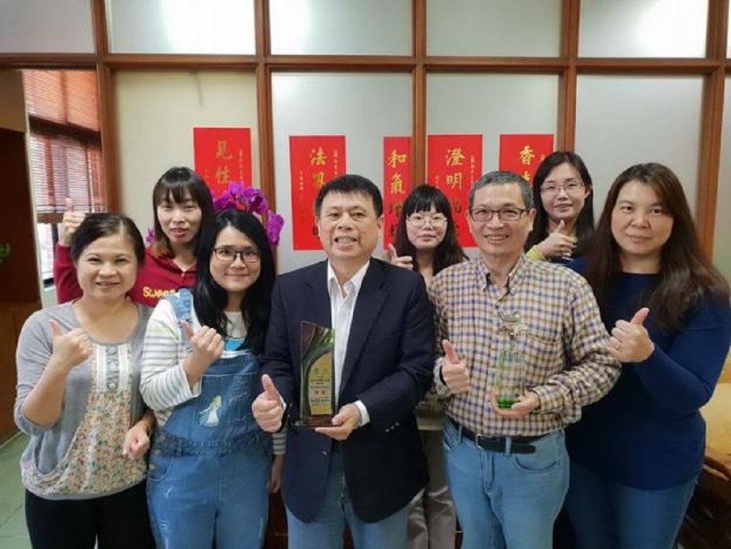 ▲新竹縣衛生局長殷東成(前排右三)將獲得特優肯定之榮耀，與新竹縣民共享。（圖／新竹縣政府提供）