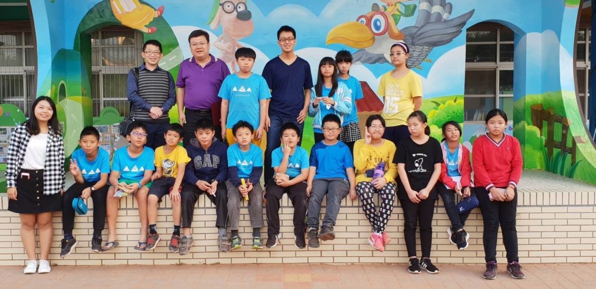 ▲大葉大學英語學系推動「扶英計畫」，英語系陳俊福老師帶領團隊到文德國小教學生學英文，文德國小學生嘗試寫出圖片中的英文單字。（圖／記者陳雅芳攝，2019.01.07）