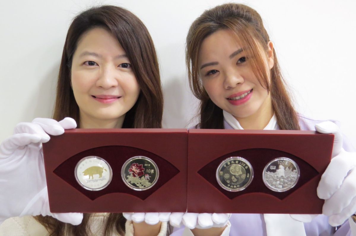 ▲中央銀行宣布1月17日，委請台灣銀行各分行（簡易型分行除外）公開發售第3輪生肖紀念套幣系列第3套「己亥豬年生肖紀念套幣」12萬套，每套售價新台幣1800元。（圖／記者顏真真攝，2019.1.8）