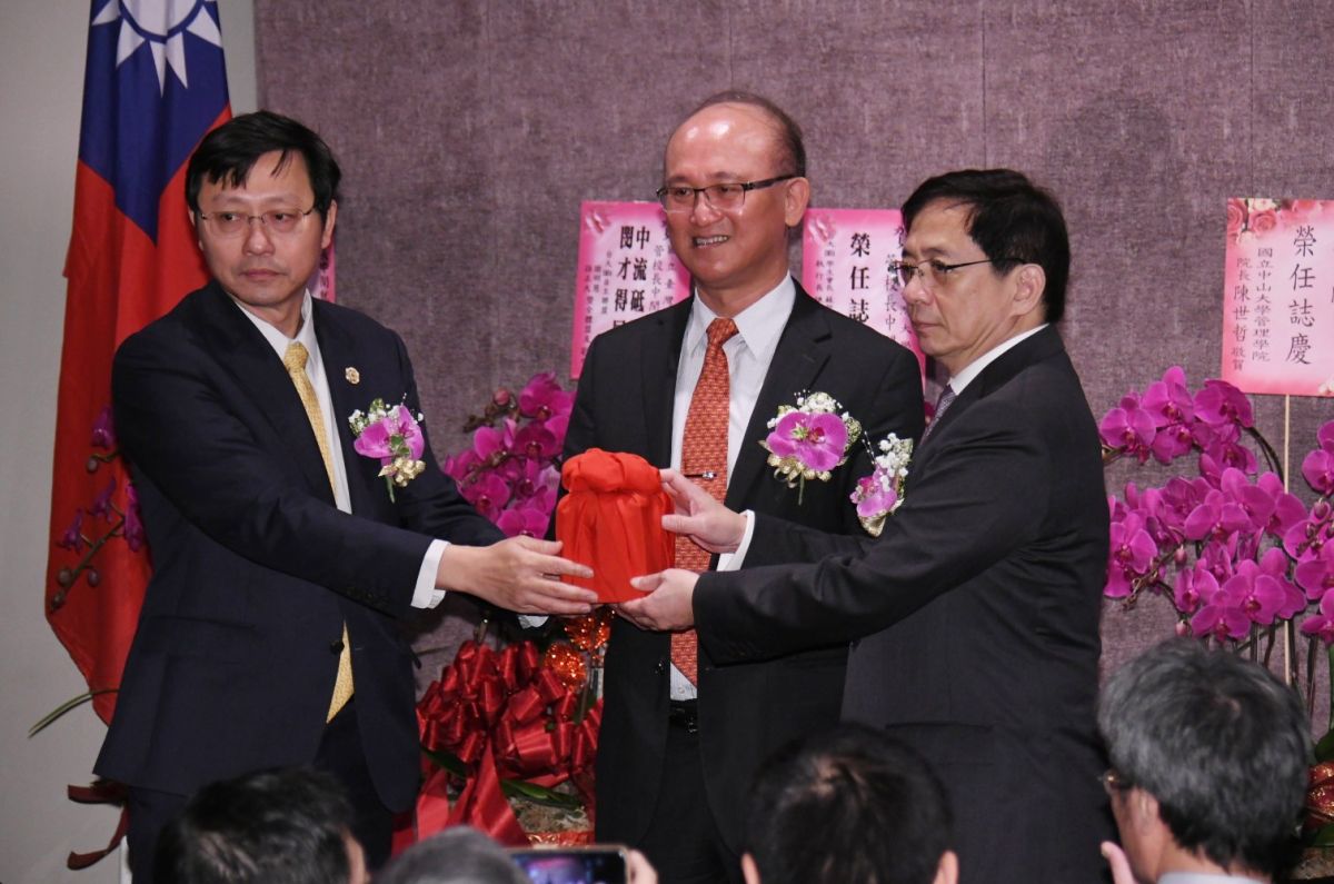 台大校長管中閔（右）從教育部常務次長林騰蛟（中）與代理校長郭大維手中接過校長印信。（圖／記者林調遜攝）
