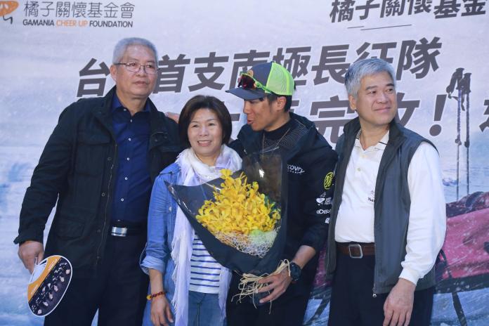 ▲橘子南極長征隊成功返國，隊員陳彥博的家人也到場送花。（圖／記者葉政勳攝 , 2019.01.08）