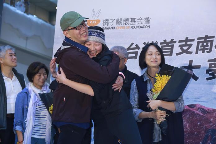 ▲橘子南極長征隊成功返國，隊員林語萱和家人開心擁抱。（圖／記者葉政勳攝 , 2019.01.08）