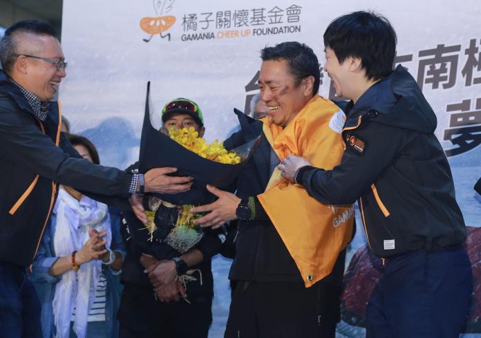 ▲橘子南極長征隊成功返國，隊長橘子基金會創辦人劉柏園開心接受花束。（圖／記者葉政勳攝 , 2019.01.08）