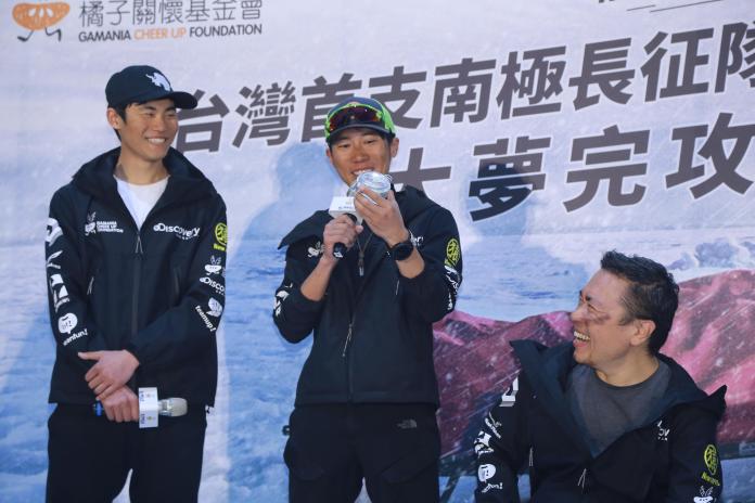 ▲橘子南極長征隊成功返國，隊員陳彥博在記者會上展示南極的空氣。（圖／記者葉政勳攝 , 2019.01.08）