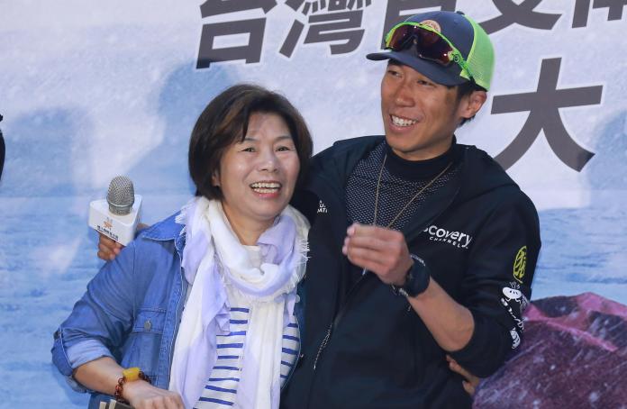 ▲橘子南極長征隊成功返國，隊員陳彥博的媽媽還帶來陳彥博最愛吃的麵線。（圖／記者葉政勳攝 , 2019.01.08）