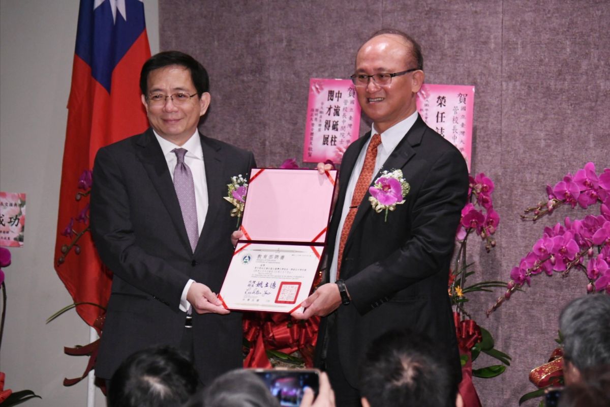 ▲台大校長管中閔（左）於教育部常務次長林騰蛟手中接過聘書。（資料照／記者林調遜攝）