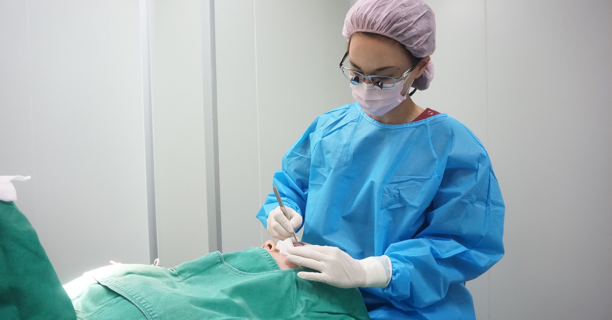 ▲劉淳熙醫師表示，「聯合筋膜鞘」是近期新發現的眼周解剖構造，由提眼瞼肌與上直肌融合而成，肌肉纖維彈性良好。施行提眼瞼肌手術時可利用聯合筋膜鞘，同時牽引上直肌與提眼瞼肌。（圖／劉淳熙醫師提供）