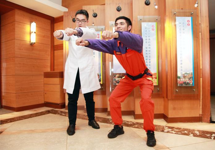 醫師指導消防員