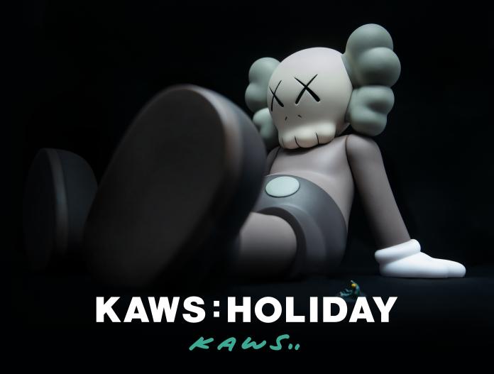 《Kaws:Holiday》展覽主視覺。圖@《Kaws:Holiday》