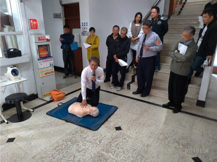 豐原分局教學心臟電擊去顫器(AED)急救技能
