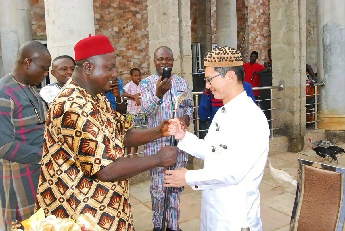 ▲27歲的中國籍李滿虎，在2018年底被冊封為非洲酋長。 (圖 / 翻攝自一點資訊)