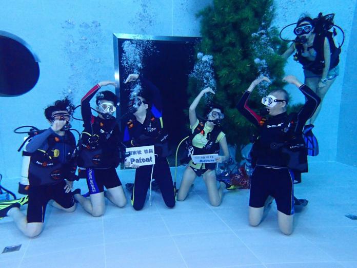 超狂水下簽約！台灣扶輪史上第一次　深入7米潛水池　
