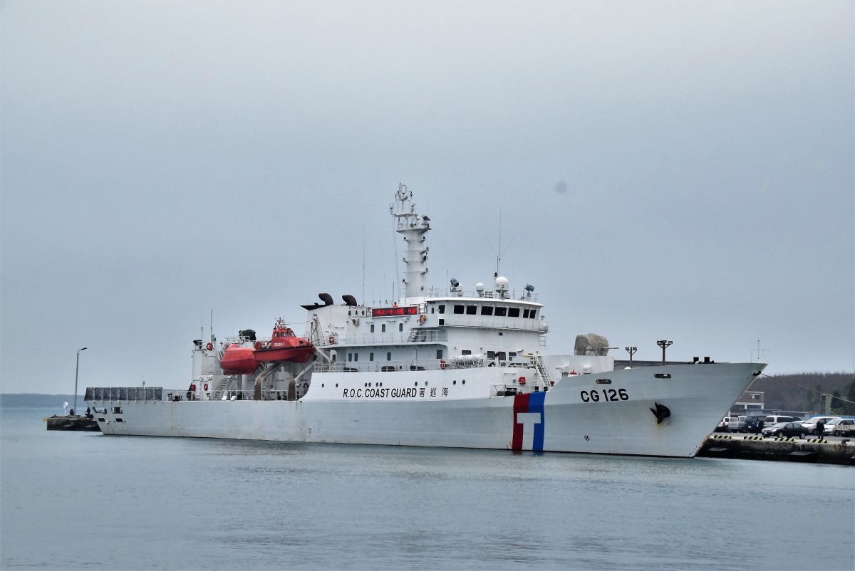 ▲海巡署台南艦執行威力掃蕩勤務後停靠在馬公港1號碼頭進行整裝補給3日(圖／記者張塵攝)
