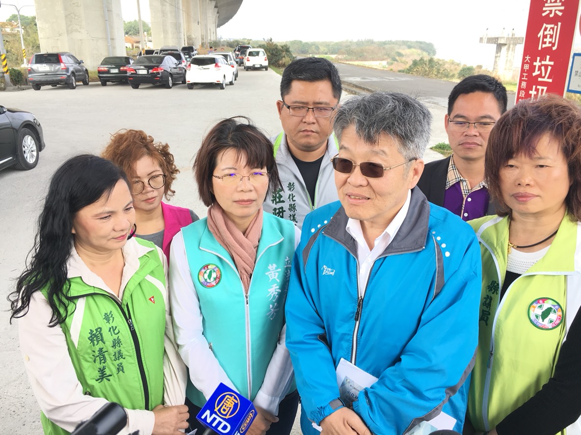 ▲立法委員黃秀芳邀集水利署等相關單位現勘烏溪堤防水岸遊憩廊道串聯計畫，未來這條自行車廊道建置完成後，將成為全台灣景觀最美的自行車廊。（圖／記者陳雅芳攝，2019.01.08）