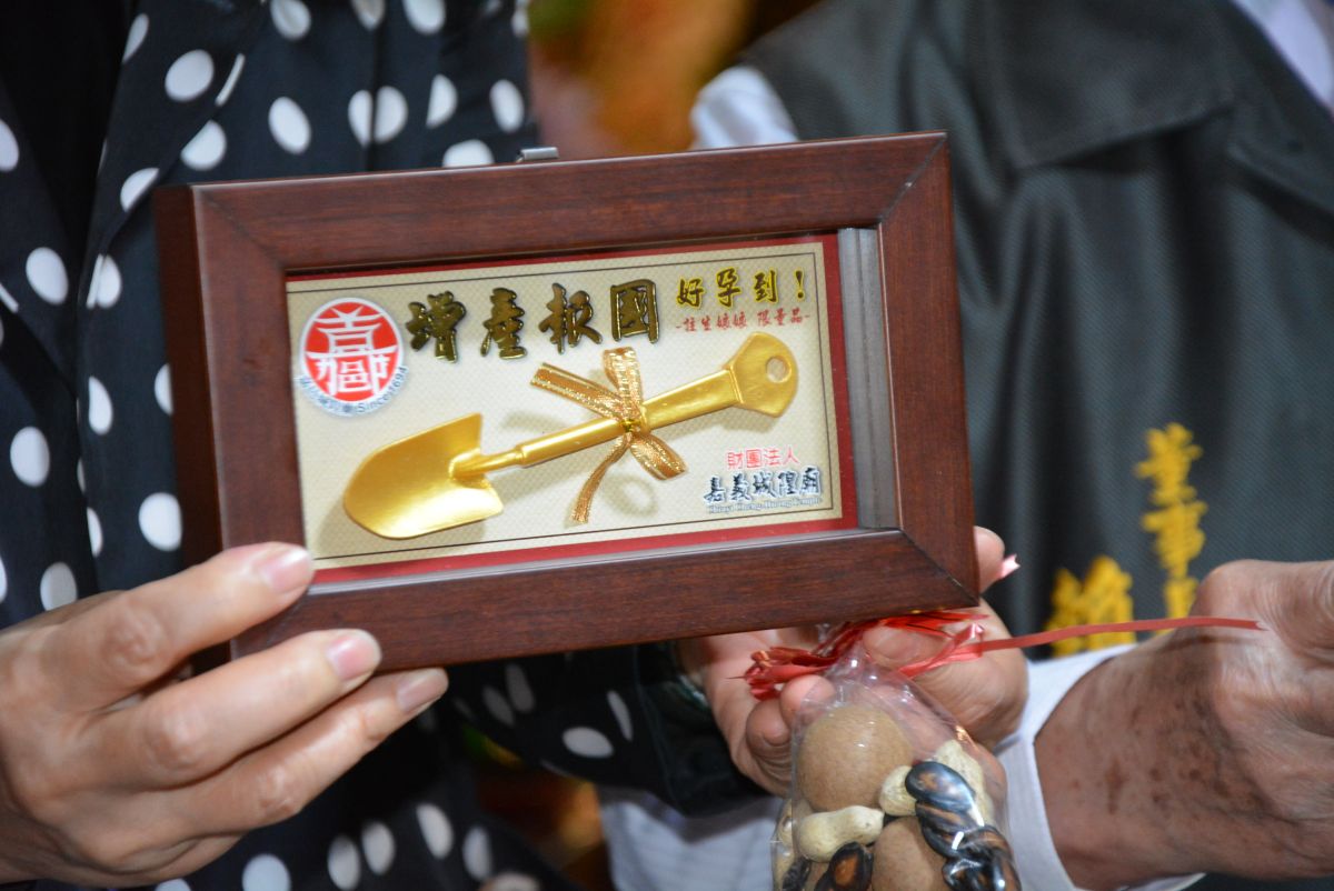 ▲嘉義城隍廟精心設計的精裝金鏟子（圖／記者郭政隆攝影2019.1.8）