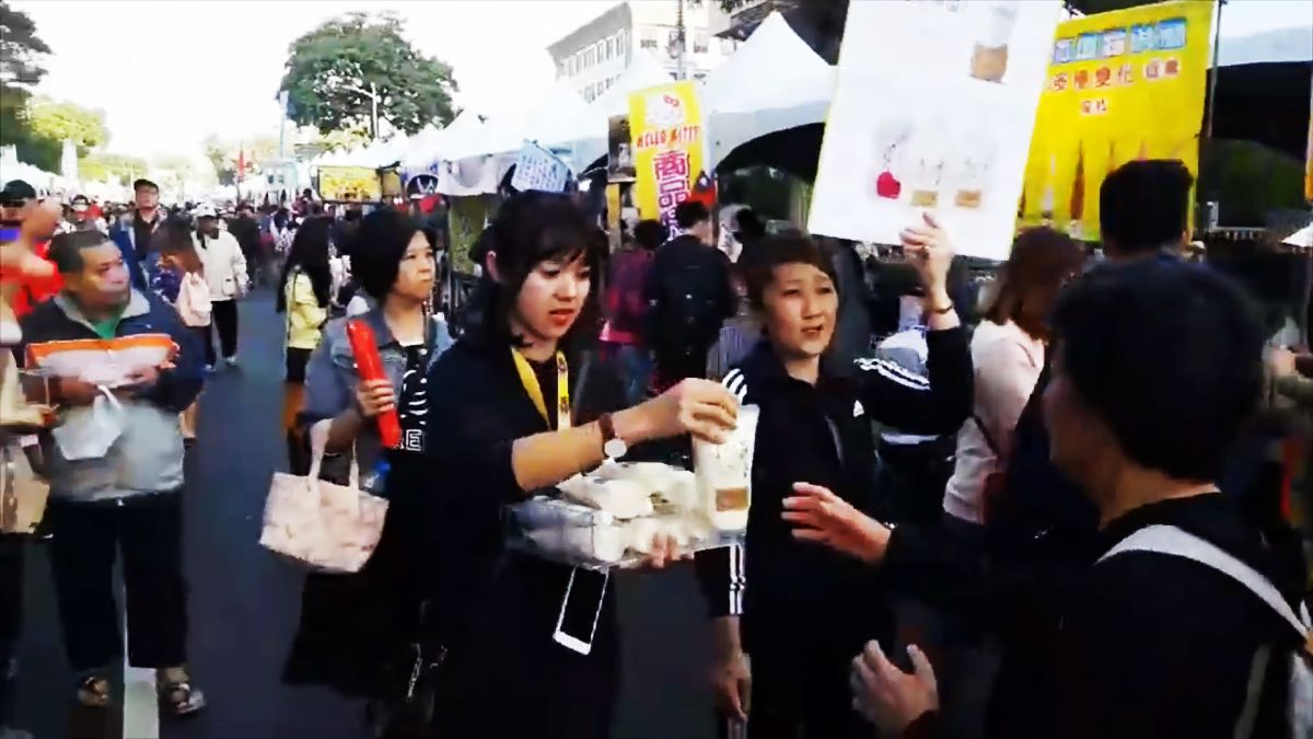 ▲高雄燈會攤販1月11日抽籤。（圖／記者郭凱杰攝）