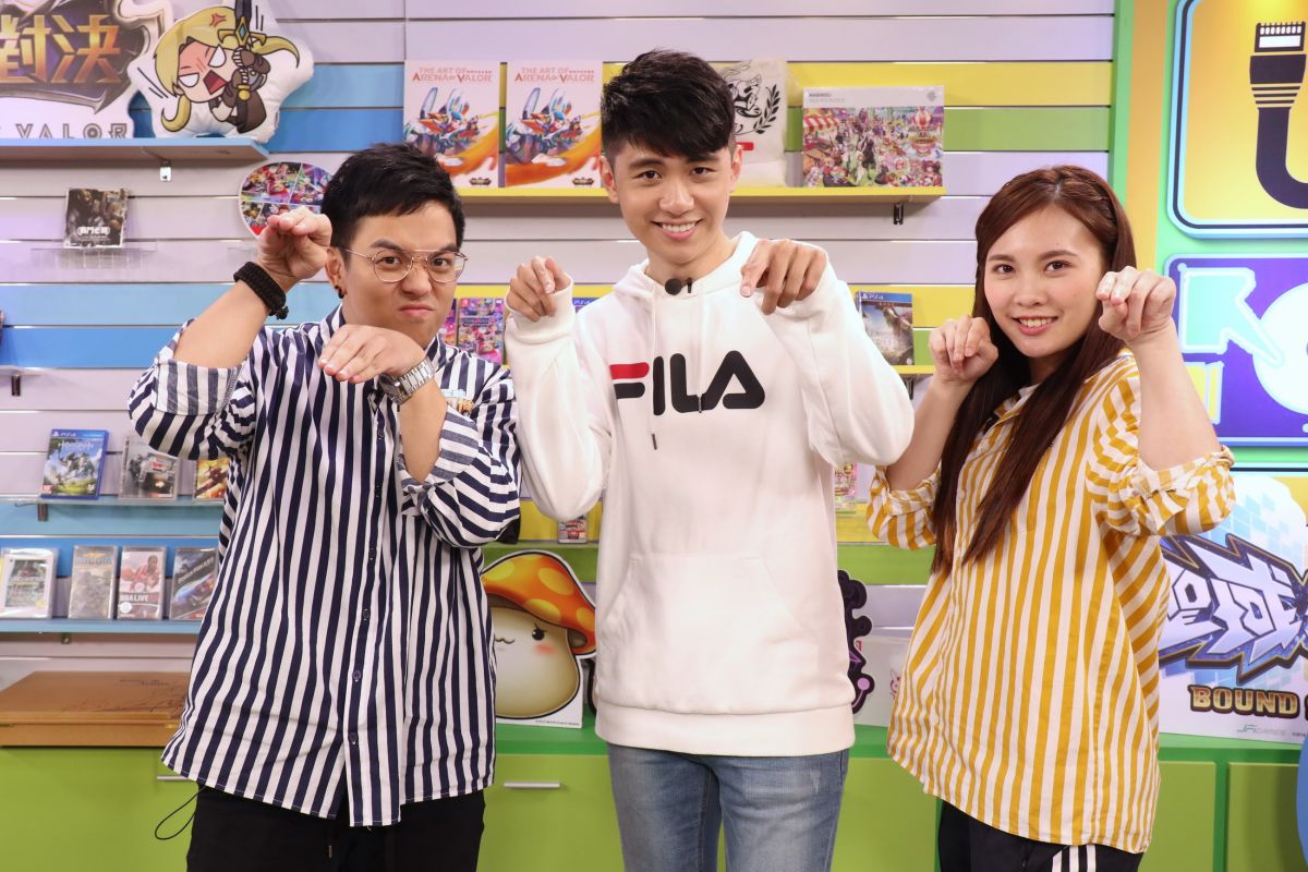 ▲小草（中）首次上《電競老司機》，傳授《傳說對決》角色攻略。（圖／狼谷競技台提供）