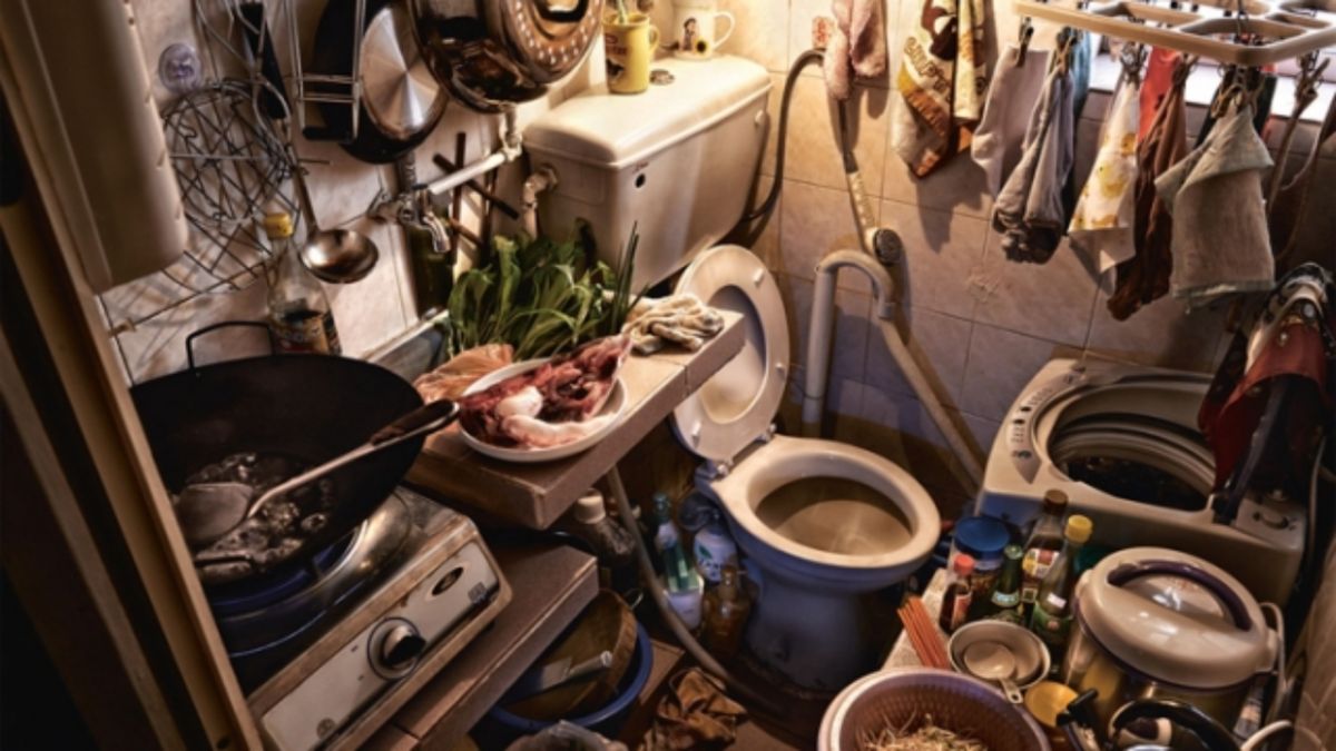 不到2坪大的劏房，「廚廁合一」是常態，在香港有近21萬人，住在這樣狹窄的空間裡。（圖／翻攝網路）