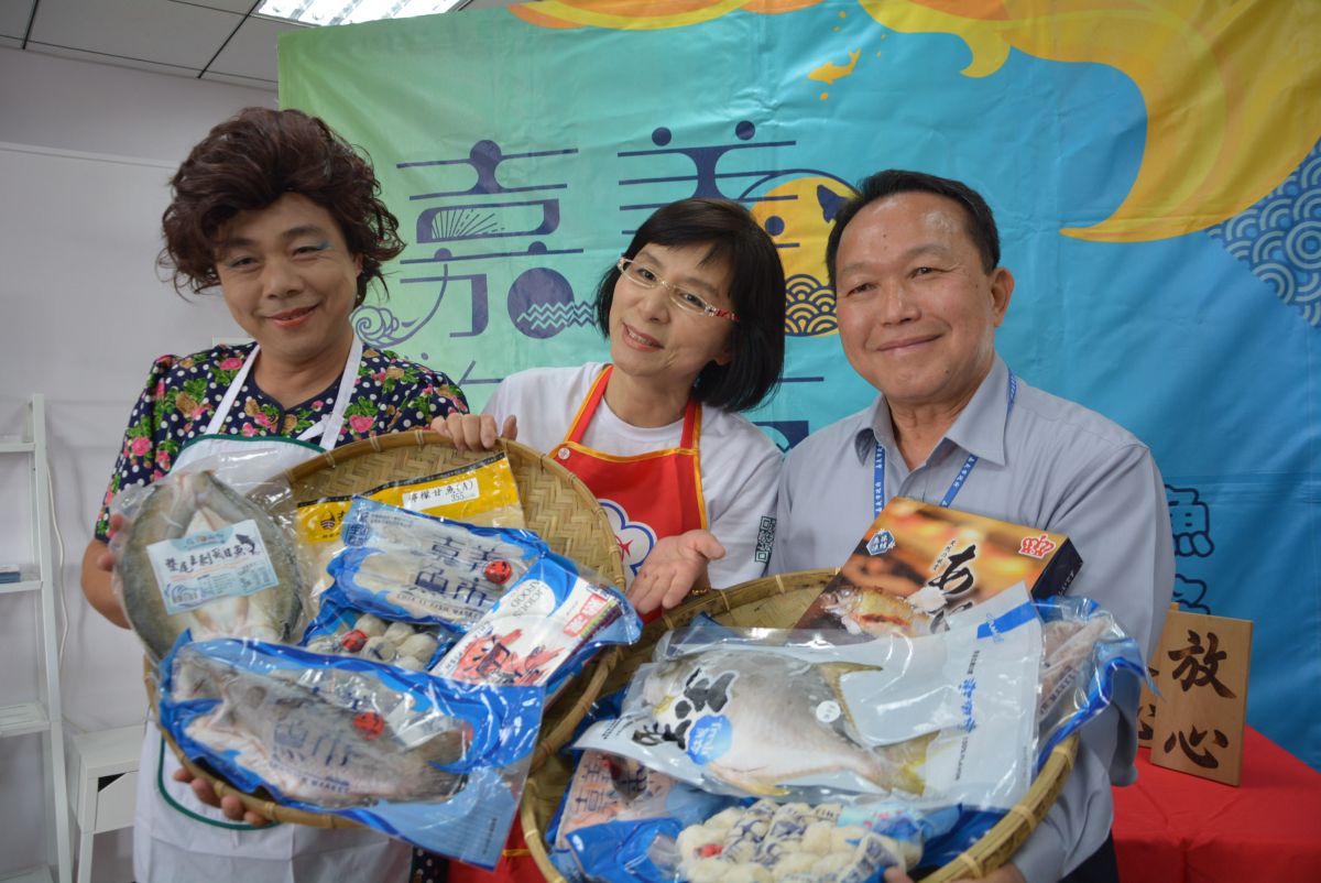 ▲陳光興處長(右)、鄭如意總經理大力促銷「嘉澎湃」、「嘉歡喜」禮盒系列。（圖／記者郭政隆攝影2019.1.9）