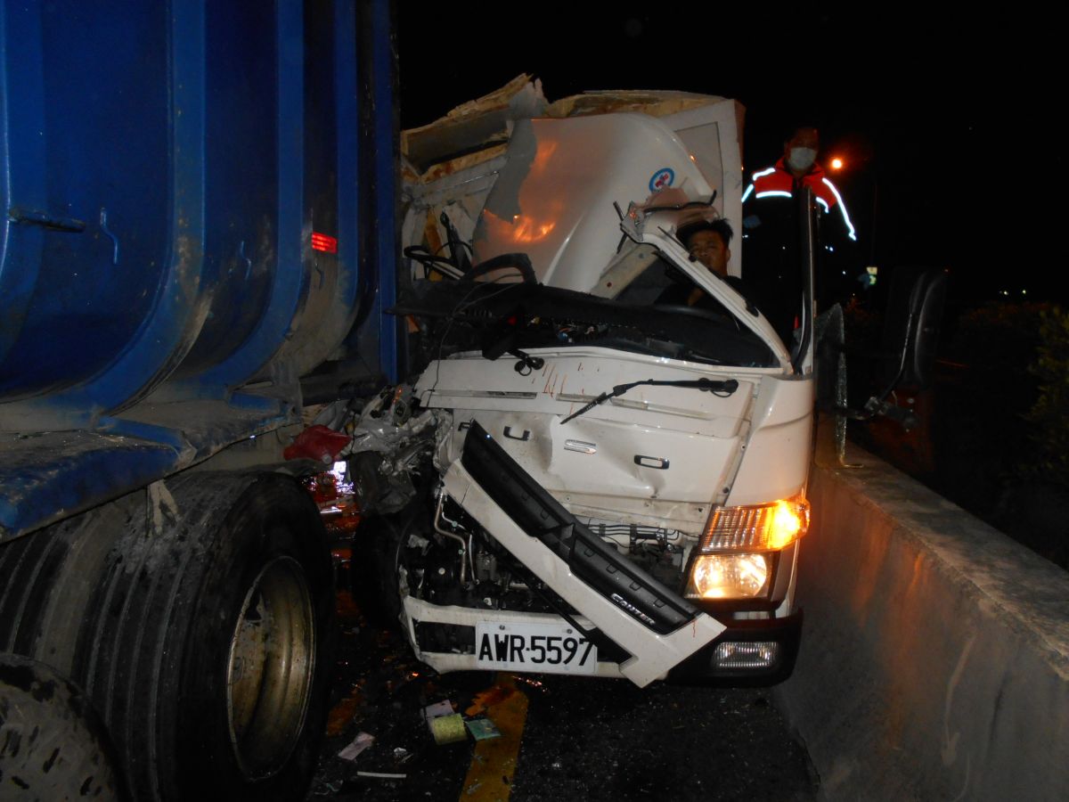 ▲國道一號北上211.8公里員林出口前發生內側與中間車道5車追撞車禍，現場一片混亂，駕駛與乘客都輕傷送醫。（圖／記者陳雅芳翻攝，2019.01.09）