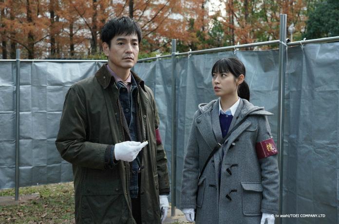 ▲澤村一樹（左）中喪失記憶，跟飾演新人刑警的瀧本美織一同偵查案件。（圖／KKTV）