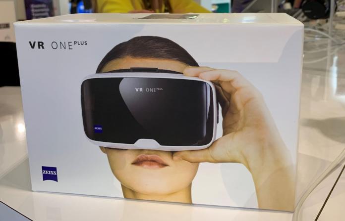 ▲光學鏡片大廠 ZEISS 竟然有推出 VR 頭戴式眼鏡產品，而且已經是發展到第二代了。（圖／記者劉士成攝。2019.01.08）