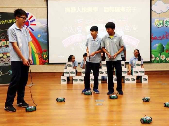 ▲關懷台灣文教基金會與高市教育局在偏遠小林國小舉辦「V.R.雙寶快樂學、機器人教學計畫」活動。（圖／記者陳美嘉翻攝）