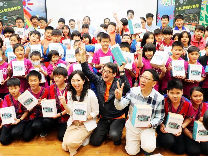 ▲高雄市長韓國瑜夫人李佳芬受邀出席在小林國小舉辦的「V.R.雙寶快樂學、機器人教學計畫」活動。（圖／記者陳美嘉翻攝）
