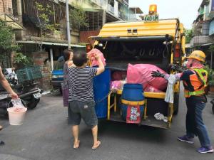 垃圾車 ▲垃圾清潔隊員透露沒幫民眾提垃圾,就被酸是「米蟲!」不禁表示:「沒有幫你提垃圾的義務!」圖中人物與新聞內文無關。(示意圖/新北市政府環保局提供)