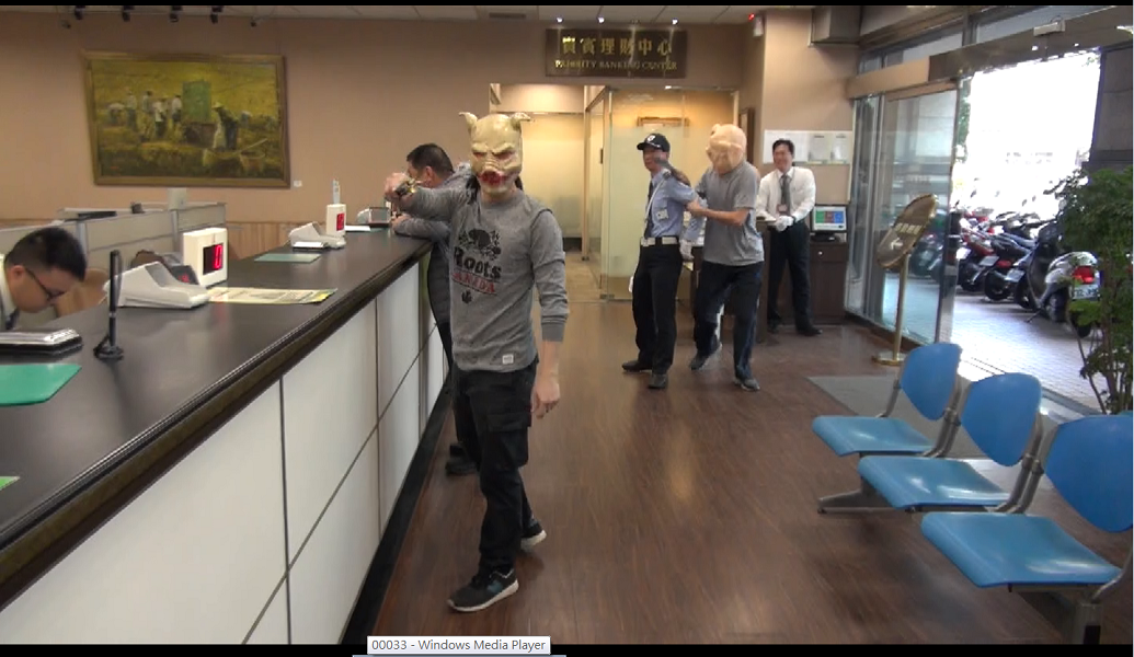 ▲台中市三分局防搶演練中，「豬頭」搶匪太吸睛，吸引民眾側目，宣傳效果佳（圖／記者鄧力軍翻攝, 2019.01.10）