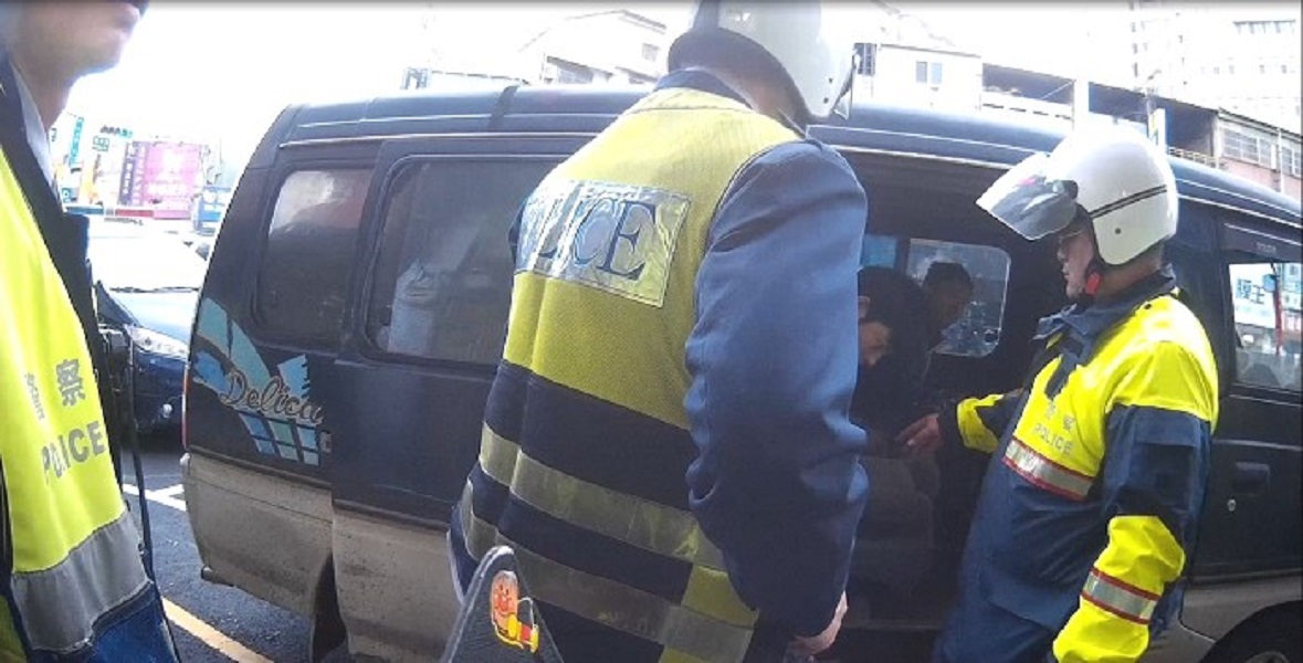 ▲水湳所盤檢一輛運工車時，查獲三名逃逸外籍男子（圖／記者鄧力軍翻攝, 2019.01.10）