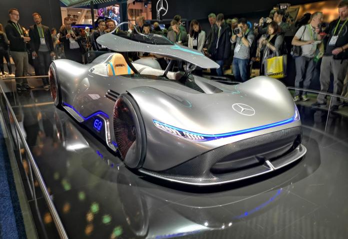 ▲這次 CES 在 LVCC 北館中，最聚焦的產品就是影片中賓士這款 Vision EQ Silver Arrow 超級奢華又智慧的概念跑車。（圖／記者劉士成攝。2019.01.10）