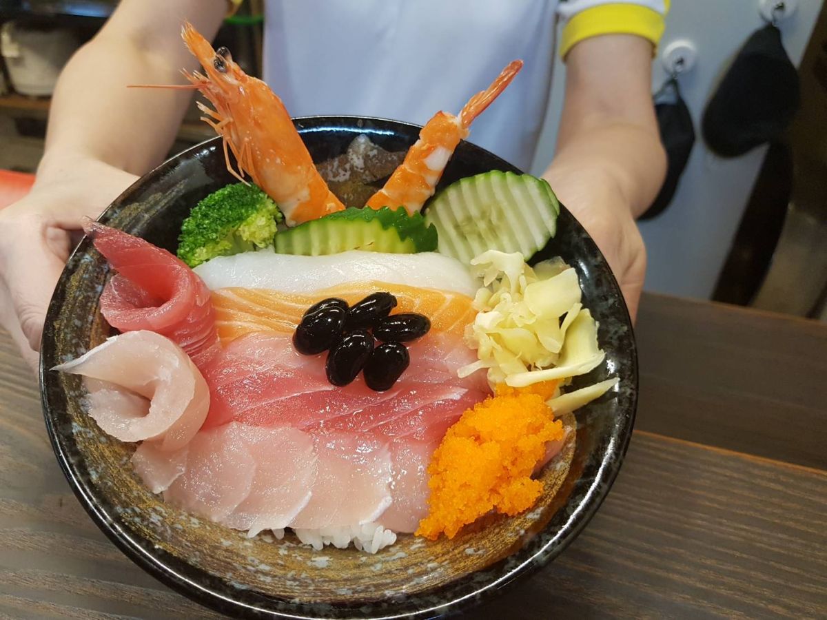 ▲基隆仁愛市場「鈺 刺身丼」日本料理店的綜合刺身丼飯是店內人氣招牌。（圖／記者蔡琇惠攝，2019.01.11)